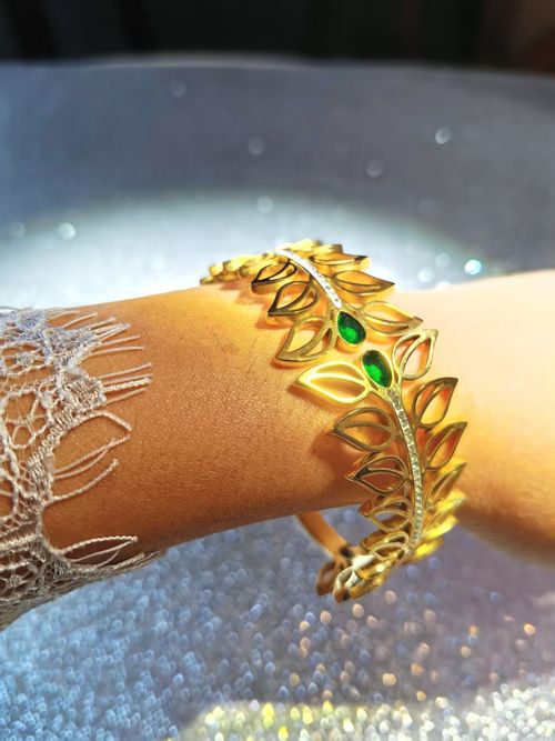 2025 Bestseller - Women's Leaf Design Golden Bracelet - Fashionable Golden Bracelet - Unstructured Open Style Wide-Wrist Sleeve Clasp Necklace - Jewelry Gift（Multiple styles are available for selection.））