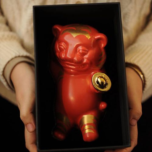 和畅新美躺赢老虎景德镇陶瓷摆件