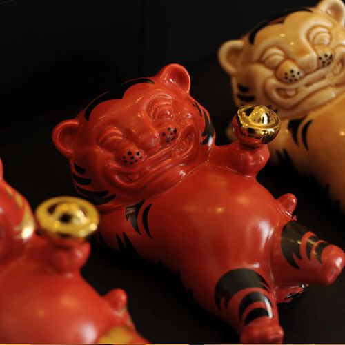 和畅新美躺赢老虎景德镇陶瓷摆件