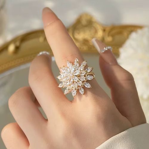 Light luxury ring