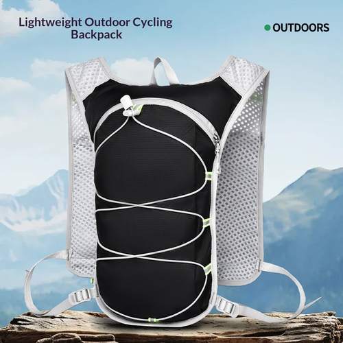 A lightweight water bottle pouch featuring reflective elements, suitable for outdoor hiking, mountaineering, or travel.