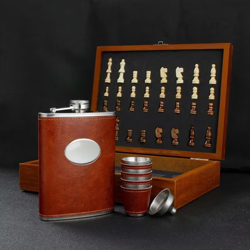 1 Set, 2-In-1 Chess And Flask Set, Portable Brown Leather Hip Flask with 4 Cups And Funnel, Metal, Travel-Friendly, Gift Box Packaging, Party Packs