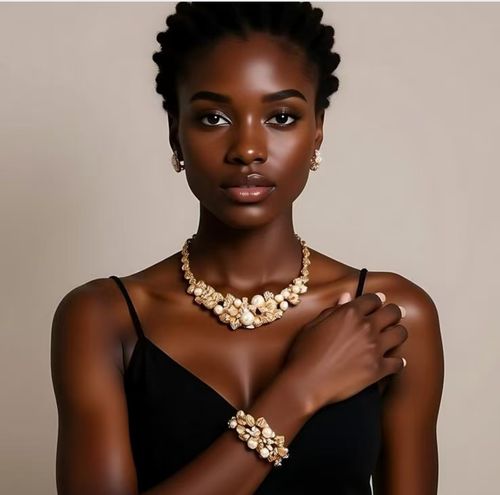 Conjunto de joias com flores vazadas em imitação de pérolas