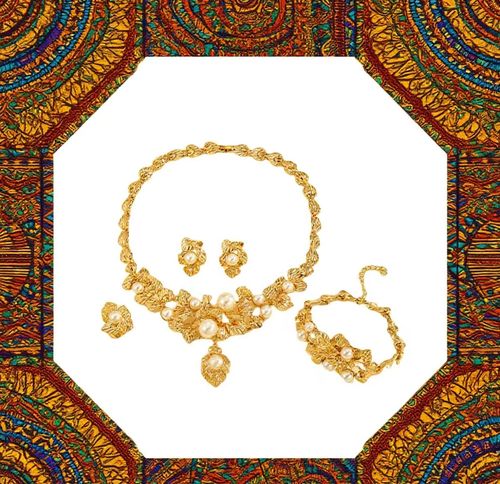 Conjunto de joias com flores vazadas em imitação de pérolas