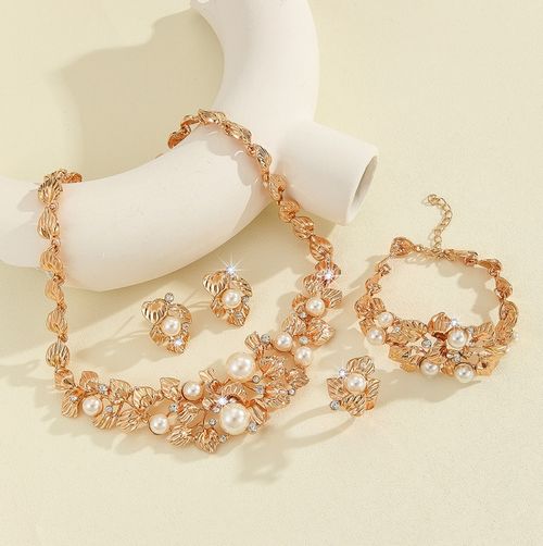 Conjunto de joias com flores vazadas em imitação de pérolas