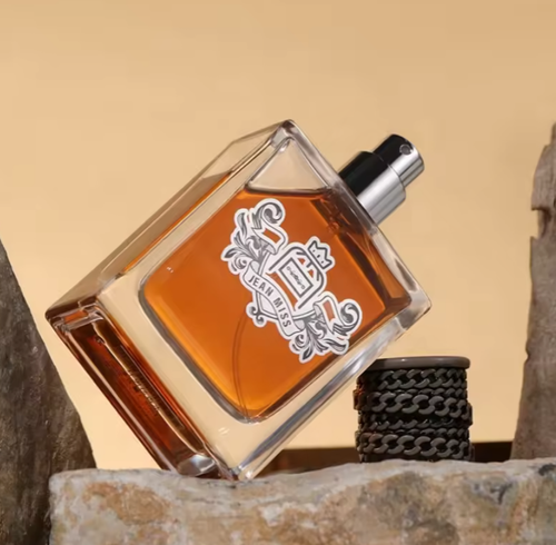 Um perfume de spray que aumenta o charme masculino