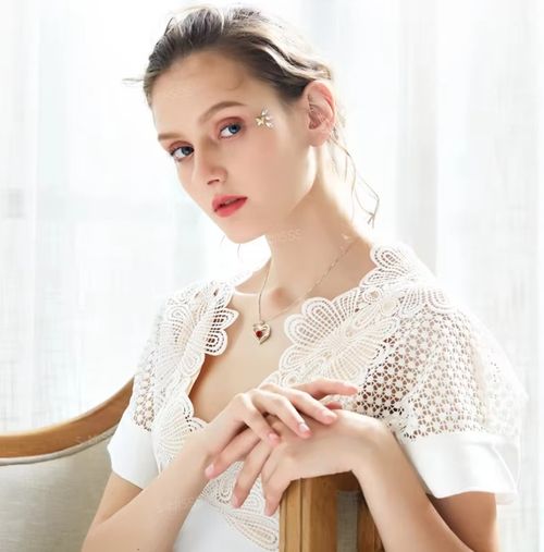 Colar Coração Eterno com Pedras Brilhantes Novo