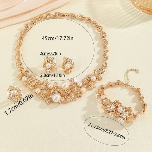 Conjunto de joias com flores vazadas em imitação de pérolas