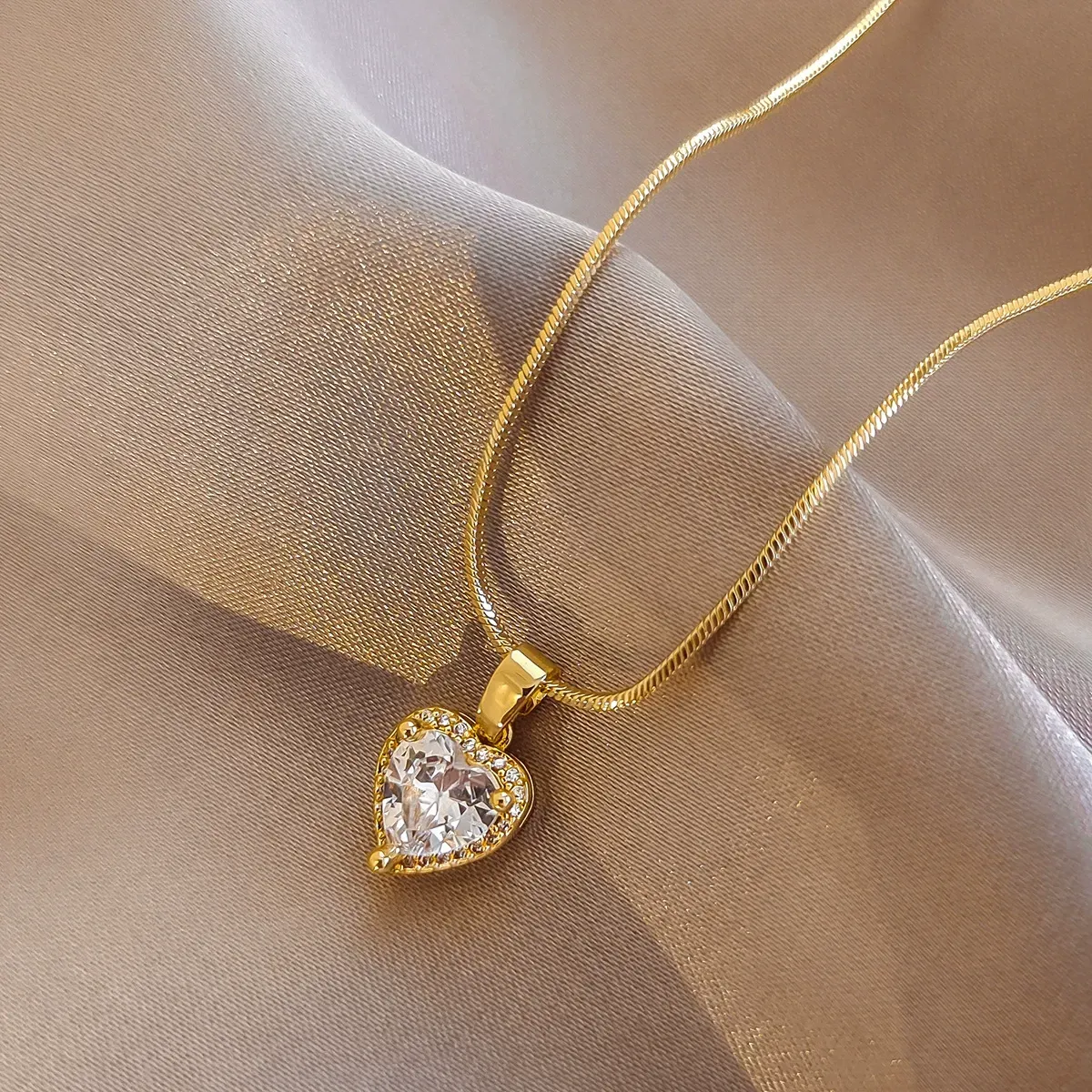 Heart & Sunflower Copper Zircon Necklace for Women - Luxury Minimalist High-End Collarbone Chain, Sweet Versatile Jewelry with Exquisite Design, Dainty Accessory for Daily Wear & Gifting