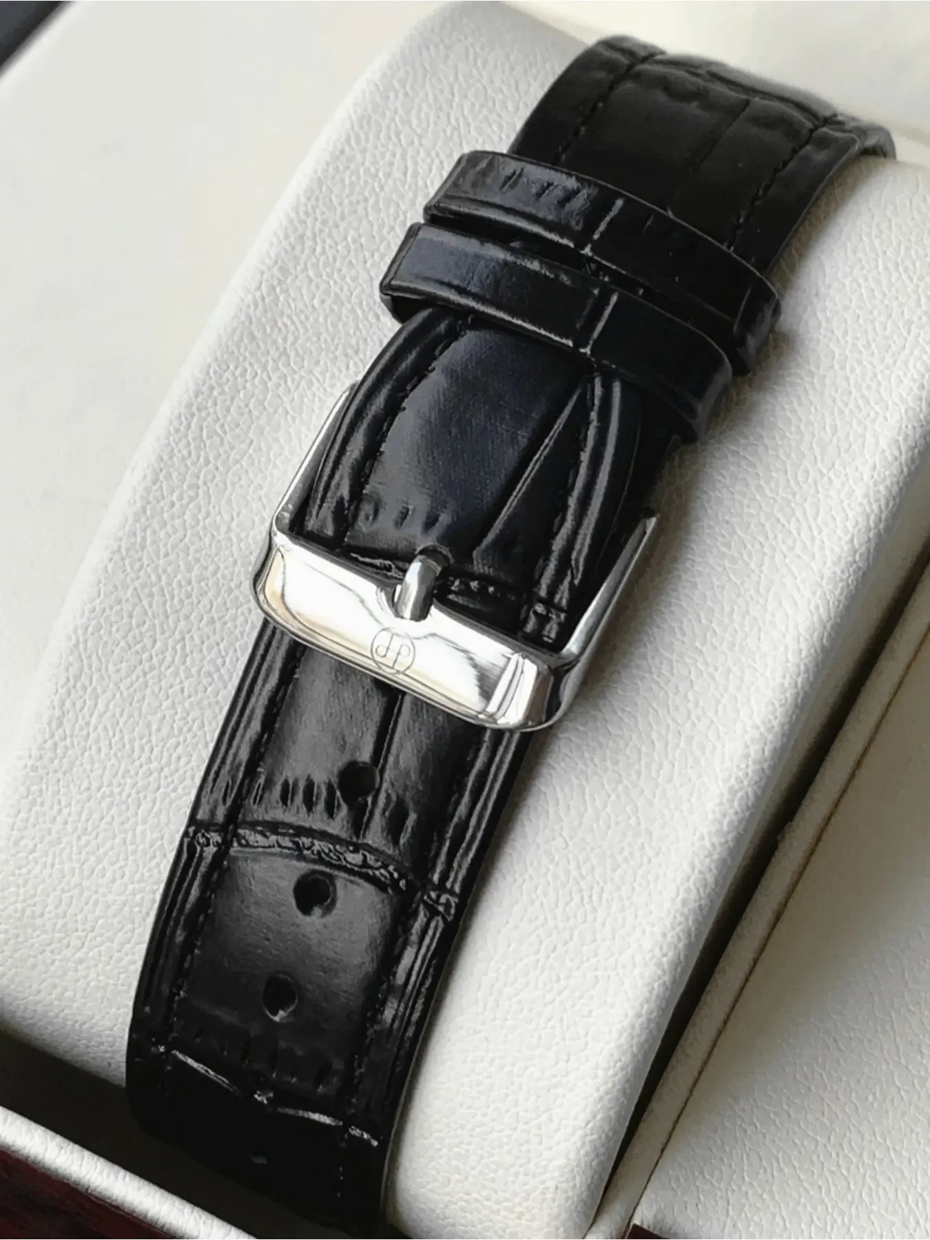 Men's Business-Style Quartz Watch — Crafted from Stainless Steel. Ideal for both parties and daily wear, this trendy and versatile timepiece is exquisitely refined—making it a perfect gift. (Note: Watch box not included.)