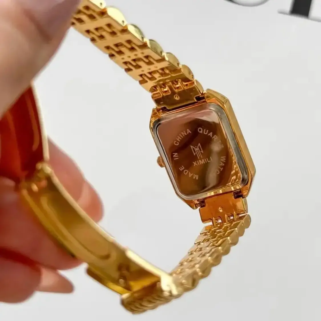 A luxurious and stylish quartz watch for women, featuring simple square markers, a gold-plated case, and a business-like design—perfect as a gift for her.