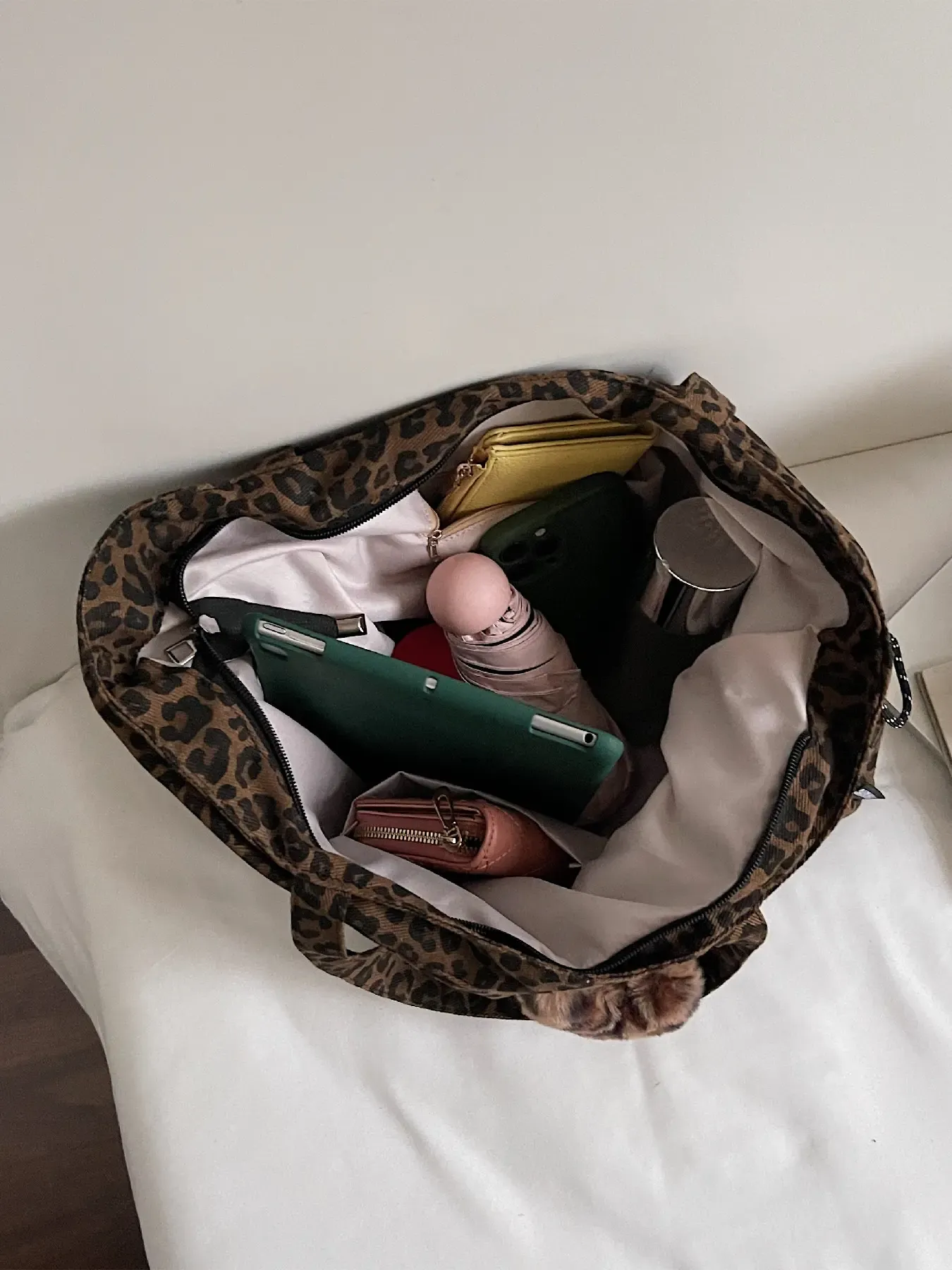 Leopard-Print Plush Bag Charm Tote — Large-Capacity, Stylish Tote Bag (Versatile for Commuting & Daily Use) — Shoulder & Crossbody Design (Includes Bag Charm)