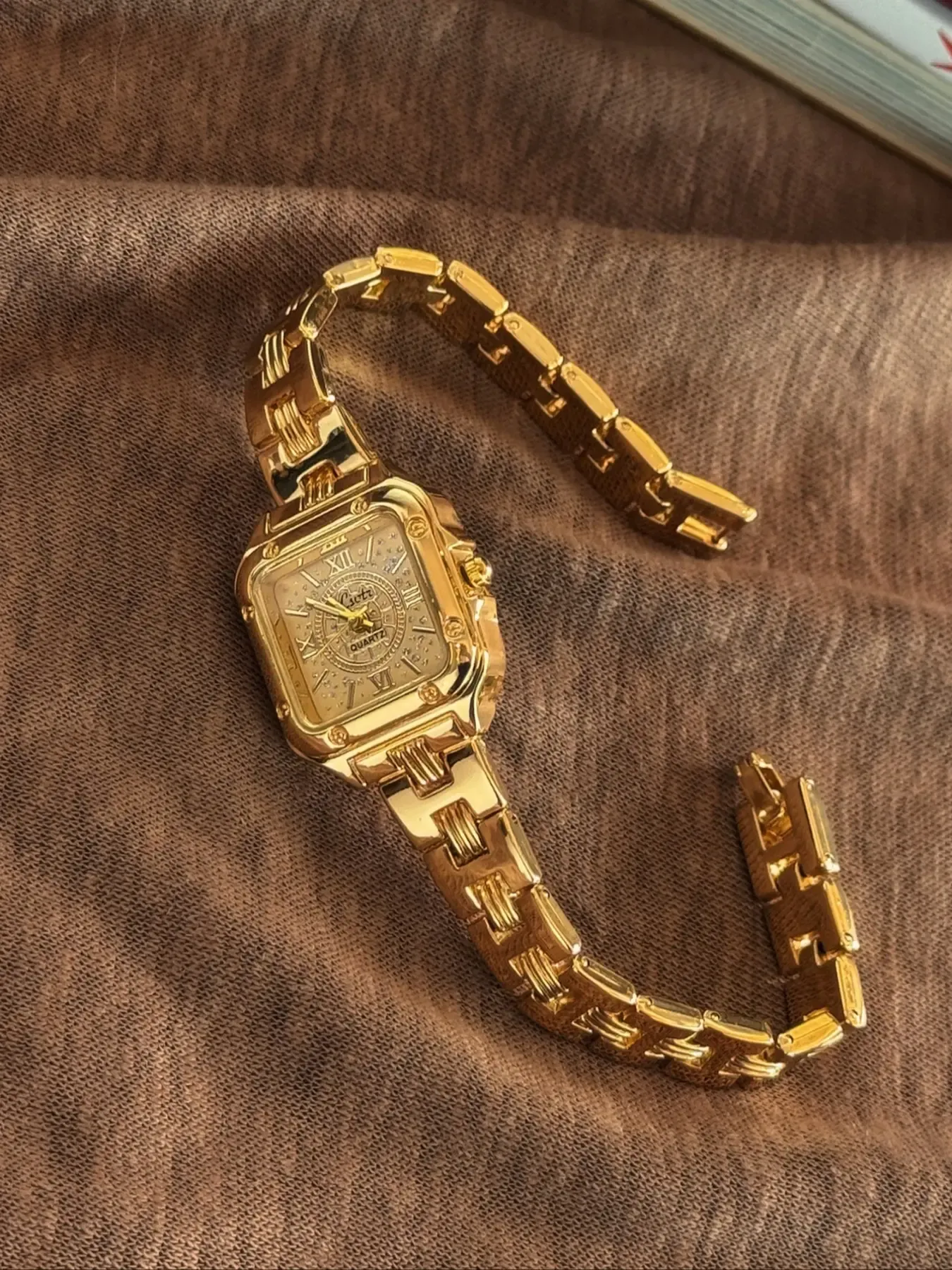 New gold square dial ladies watch, elegant and simple casual style, Roman scale dial, fashionable personality, 30 meters waterproof and durable ladies quartz watch, suitable for daily life and going out parties, Modern Fashionable Wristwatch