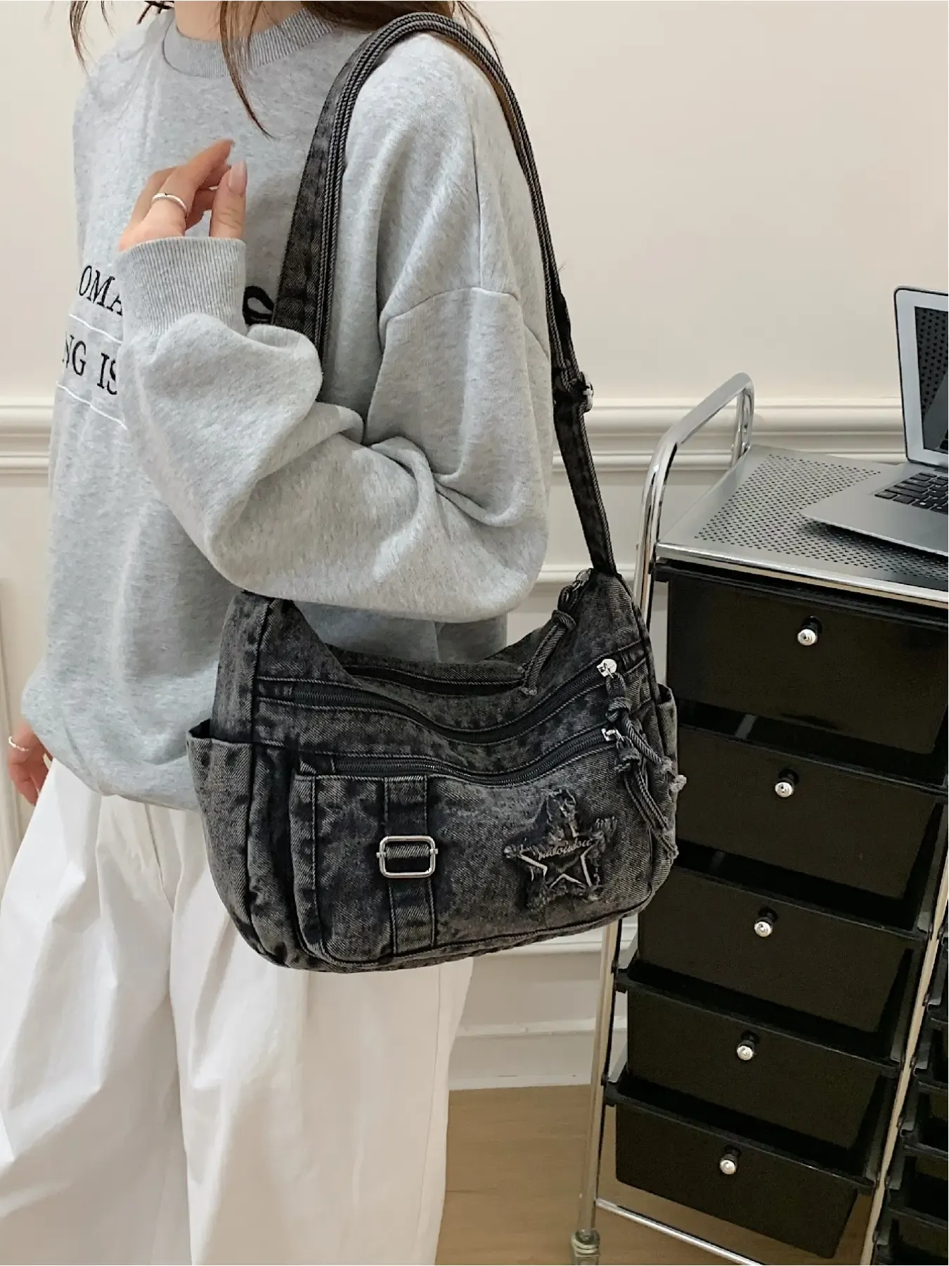 Casual and fashionable multi pocket star pattern design bag Embellished Shoulder Bag can be worn on one shoulder or diagonally