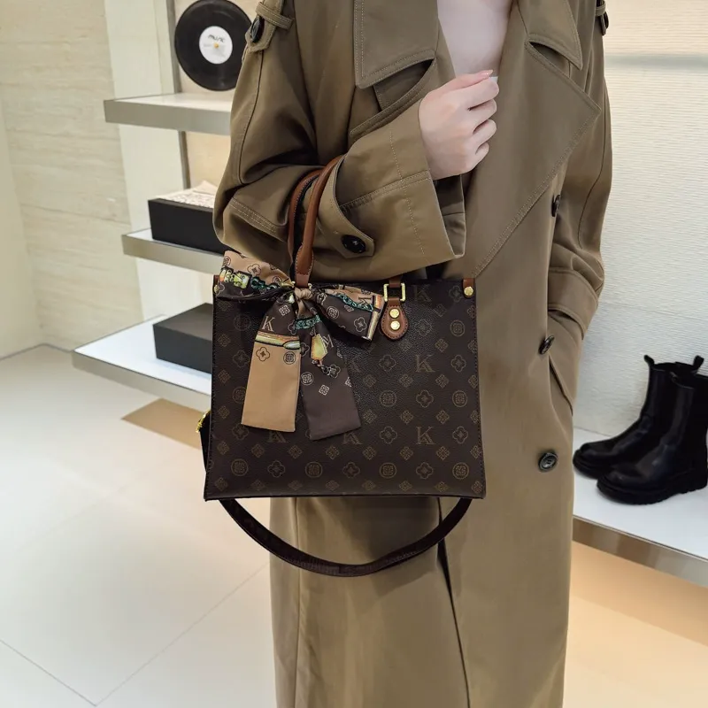 Light Luxury European Station Large Capacity Hand-Held Tote Bag Female 2026 New One-Shoulder Commuter Practical