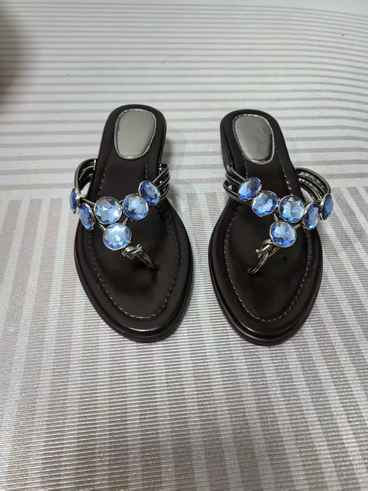 Flat-soled V-shaped slip-on shoes with solid-colored decorative buttons