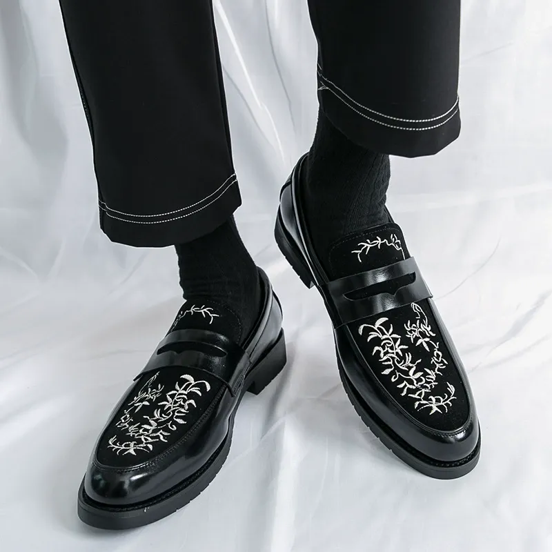 Embroidered pointed toe leather shoes