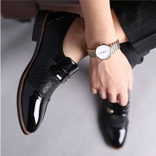 Embossed men's leather shoes