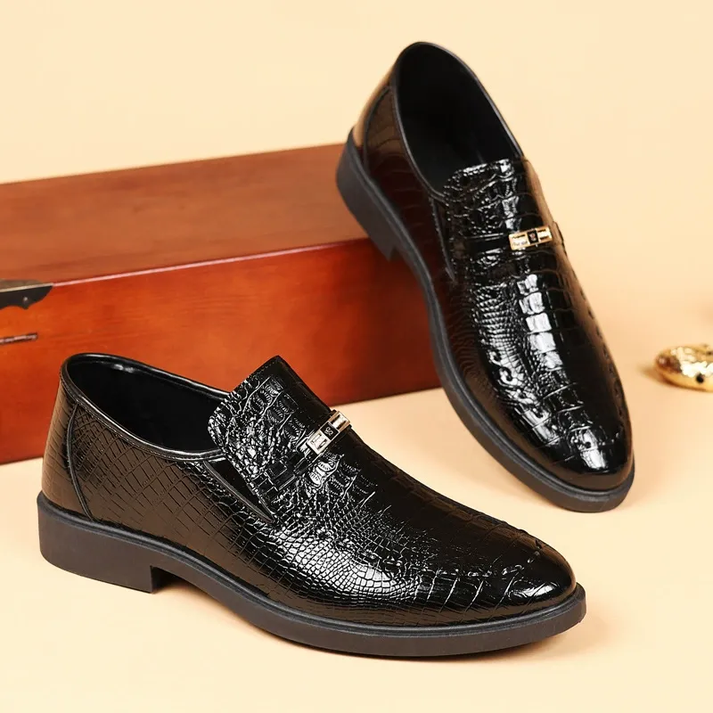 Crocodile pattern men's slip-on shoes