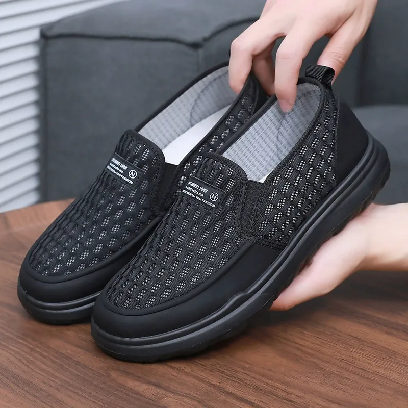 A pair of casual and versatile mesh canvas leisure trend work shoes or lazy shoes that are suitable for all occasions.