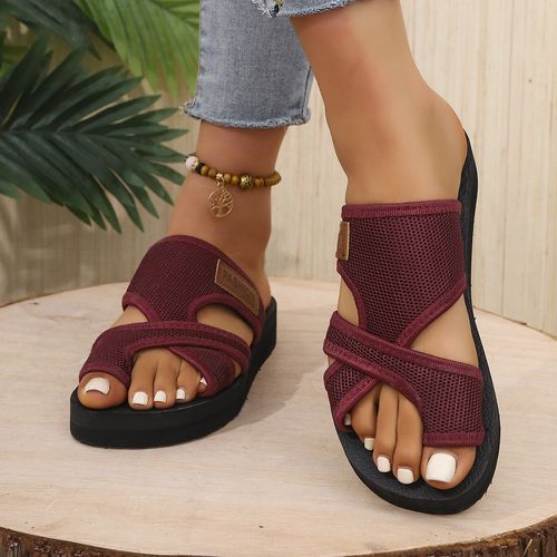 Fashionable and trendy outdoor flip-flops