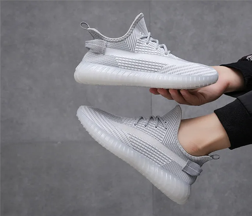 Woven sports shoes are popular in summer as breathable and casual couple shoes