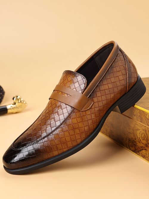 Handcrafted retro men's leather slip-on business shoes.
