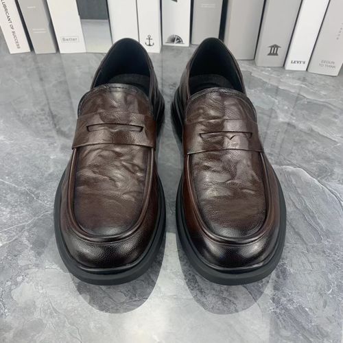 A man wearing thick-soled cowhide business shoes with anti-slip features and casual leather shoes