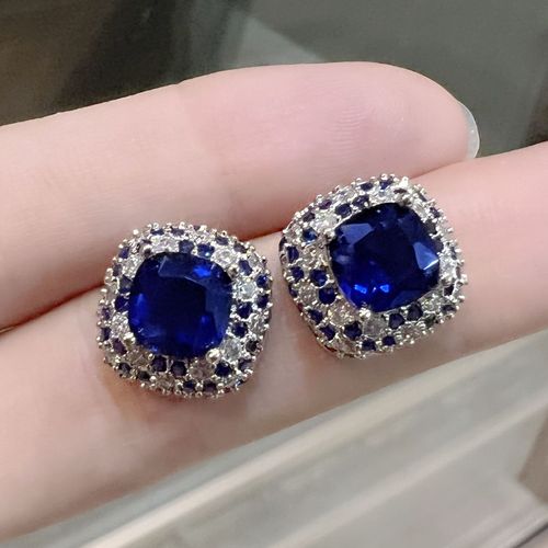 Exquisite Round Cut Sparkling Blue