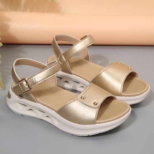A woman in one-line clasp thick-soled sandals