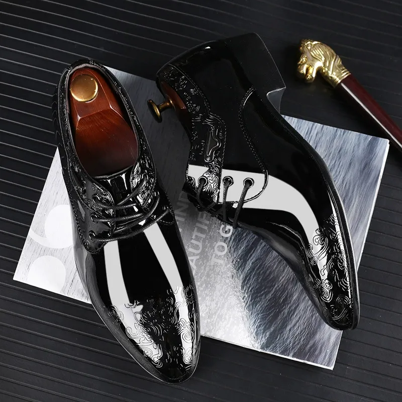 Shiny men's business formal leather shoes