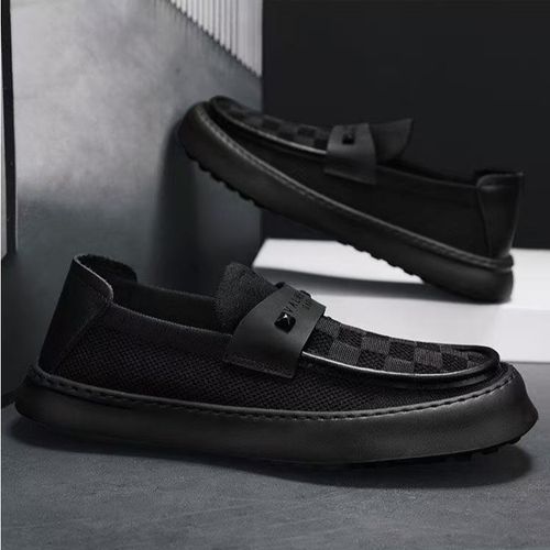 A versatile, simple and lazy person wears men's shoes on one foot