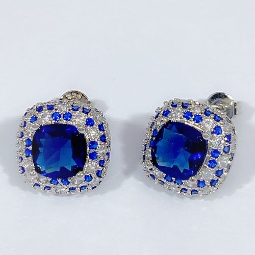 Exquisite Round Cut Sparkling Blue