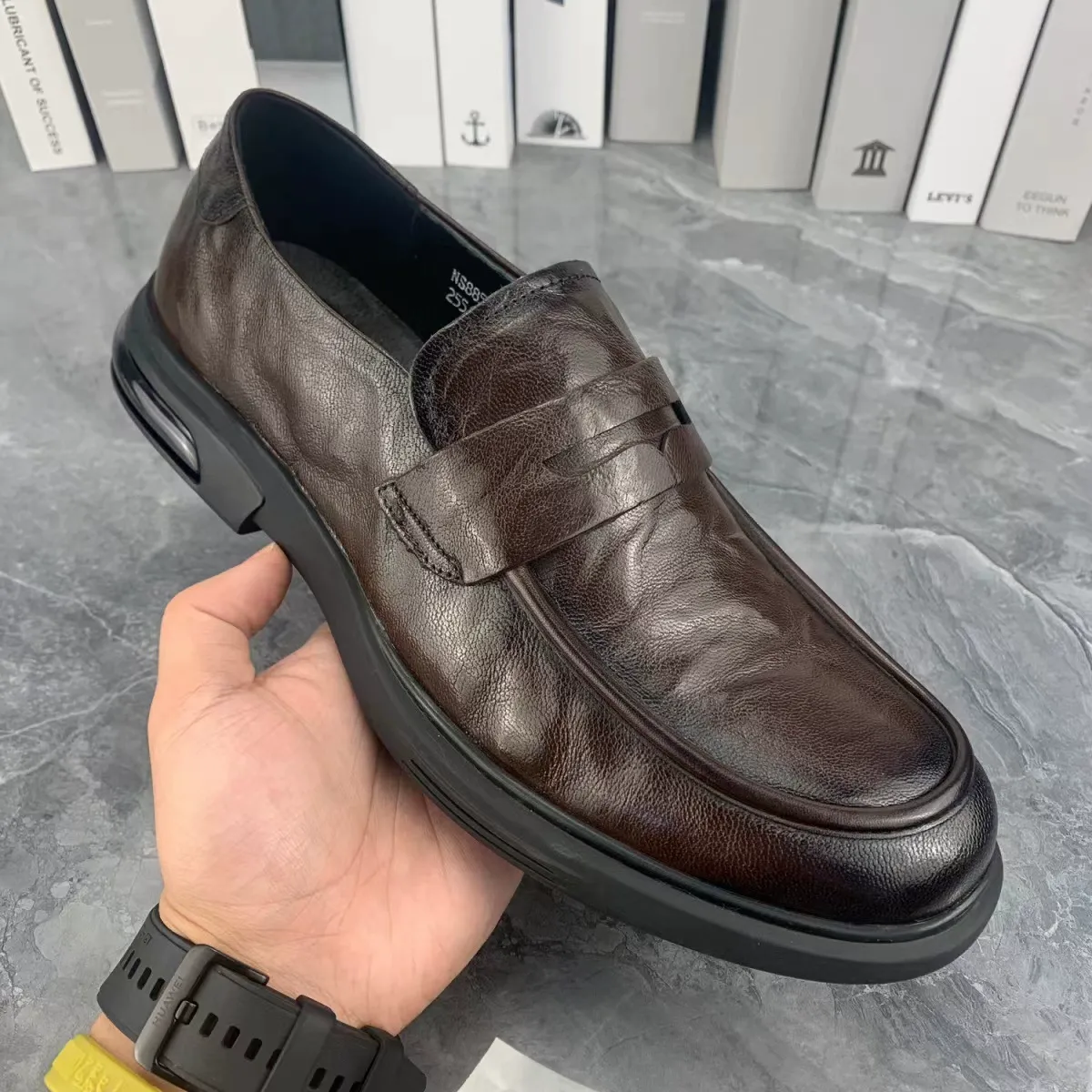 A man wearing thick-soled cowhide business shoes with anti-slip features and casual leather shoes