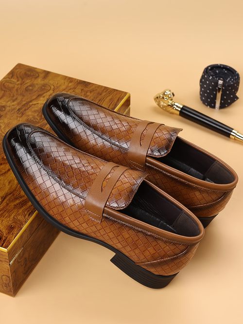 Handcrafted retro men's leather slip-on business shoes.