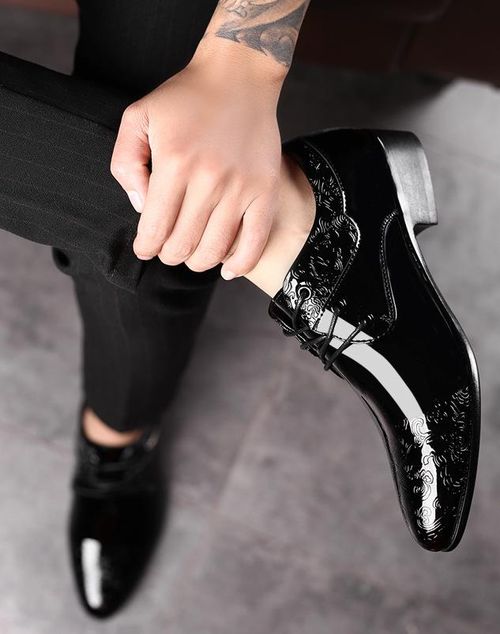 Shiny men's business formal leather shoes