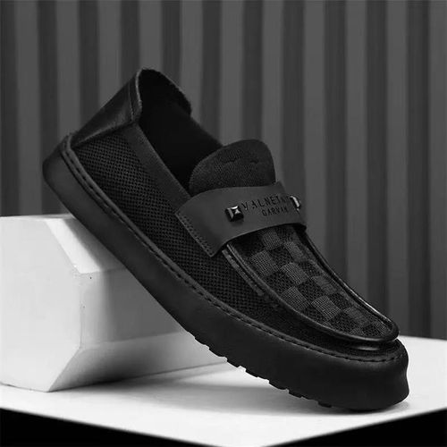 A versatile, simple and lazy person wears men's shoes on one foot