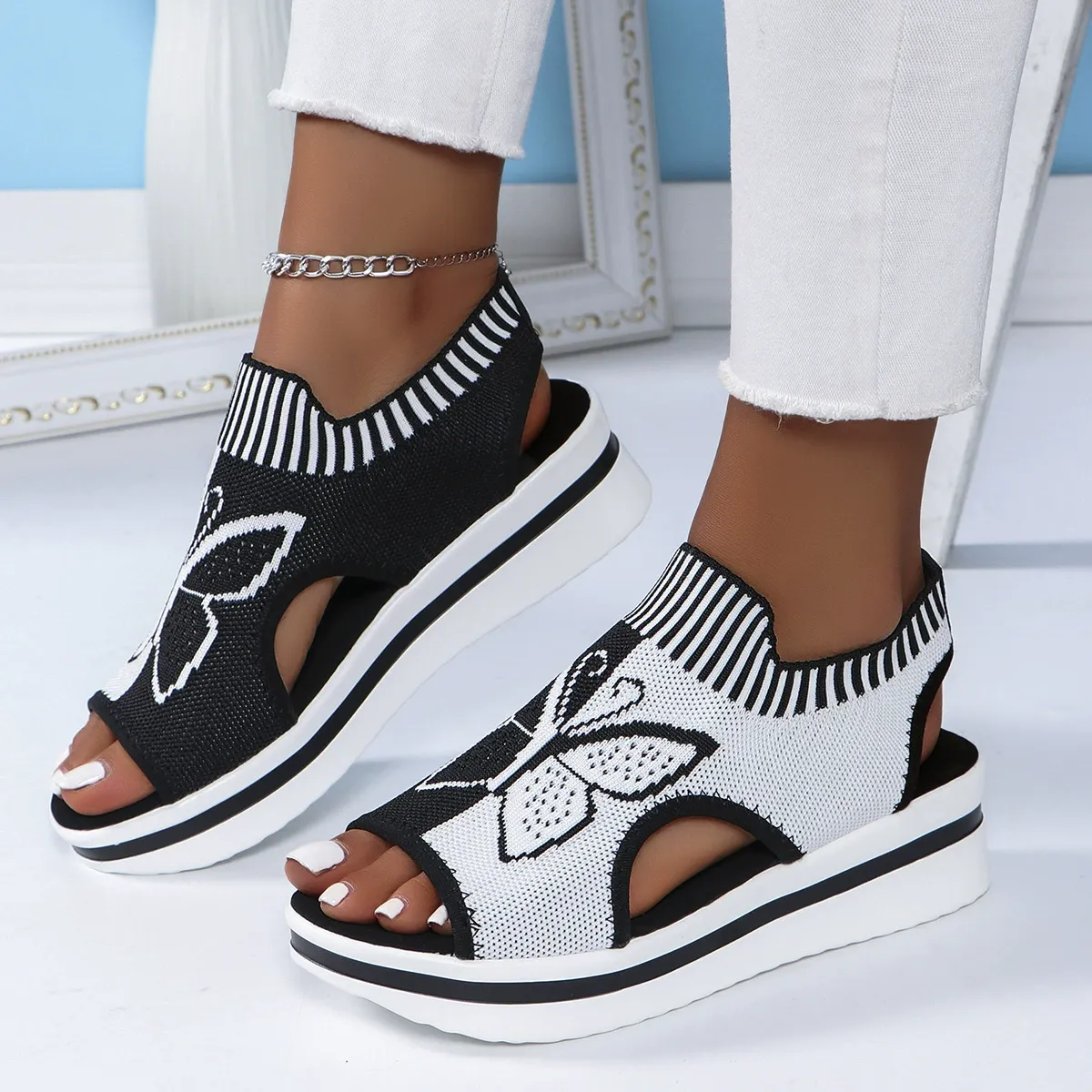New casual flying woven hollow fish mouth beach women's sports sandals