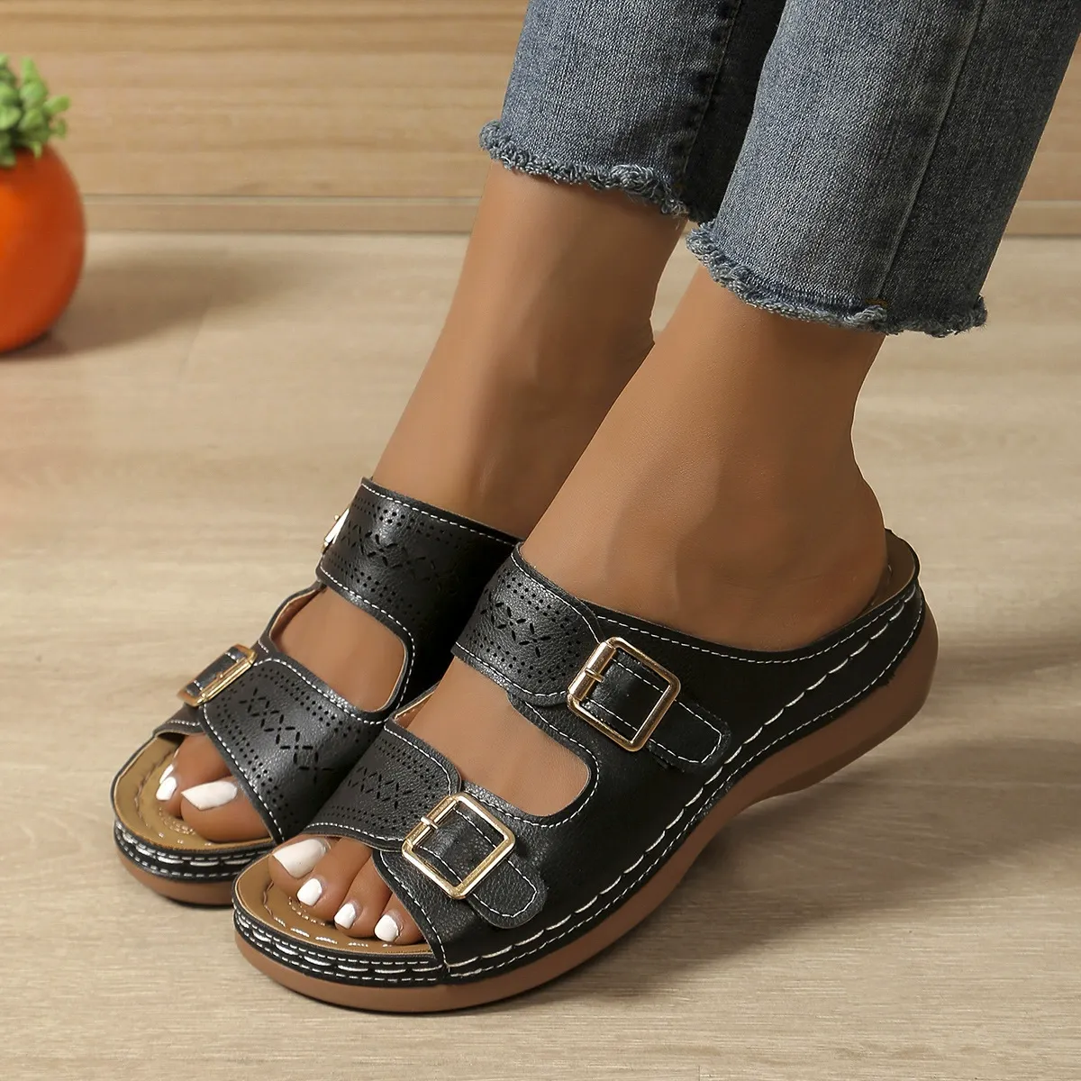 New large-size women's shoes with engraved leather buckle and thick-soled slippers