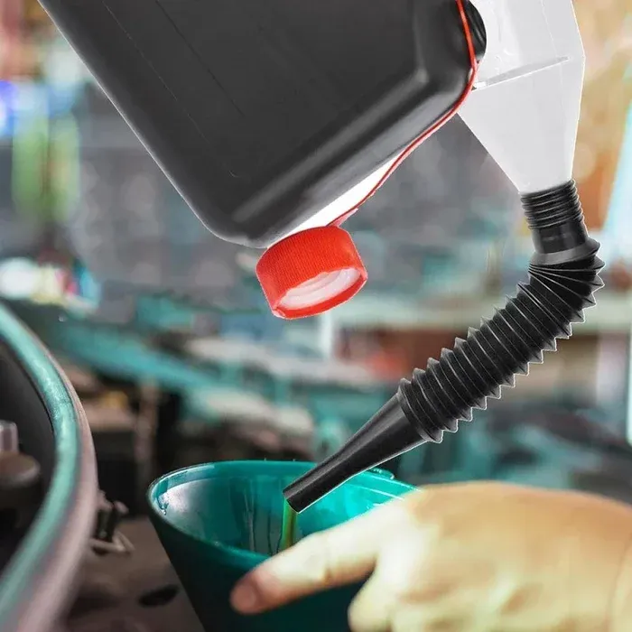 Retractable automatic fuel funnel