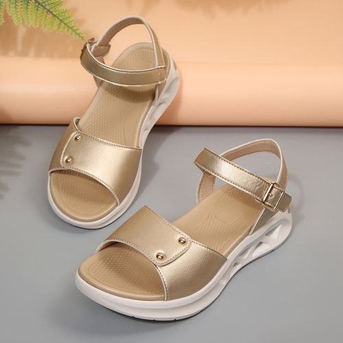 A woman in one-line clasp thick-soled sandals