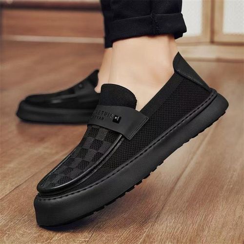 A versatile, simple and lazy person wears men's shoes on one foot