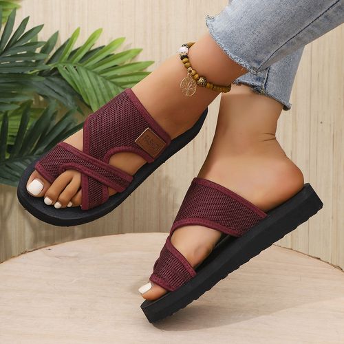 Fashionable and trendy outdoor flip-flops