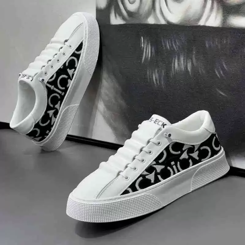 New summer breathable casual shoes with embroidered patterns, trendy soft-soled shoes