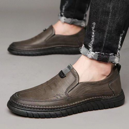 Business people wear men's shoes with soft soles and soft tops