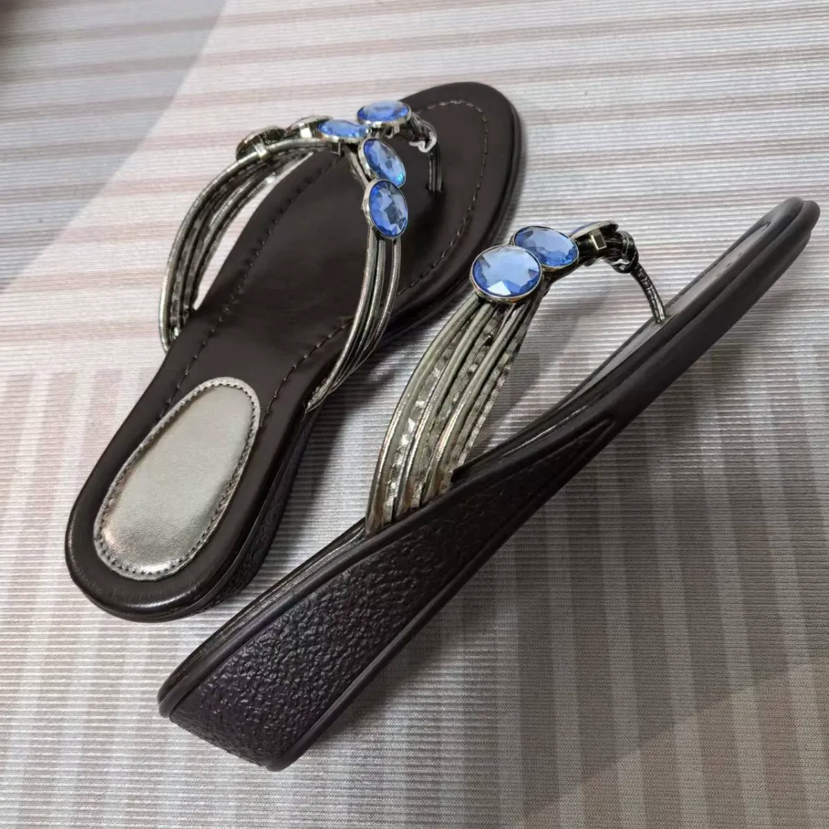 Flat-soled V-shaped slip-on shoes with solid-colored decorative buttons