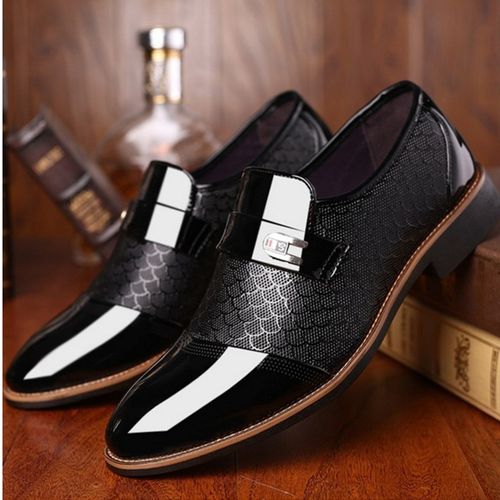 Embossed men's leather shoes