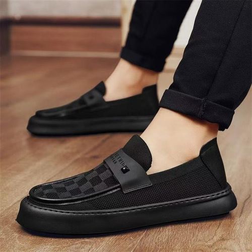 A versatile, simple and lazy person wears men's shoes on one foot