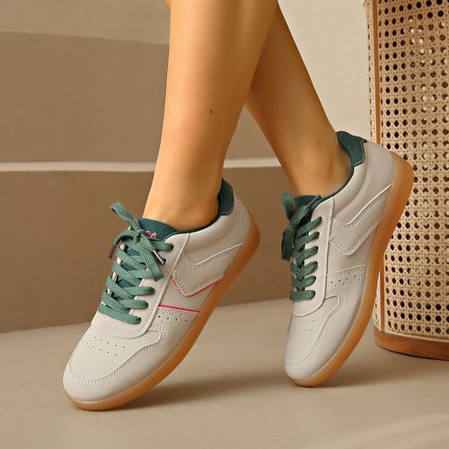Large-sized couple German training shoes with color-tied sneakers