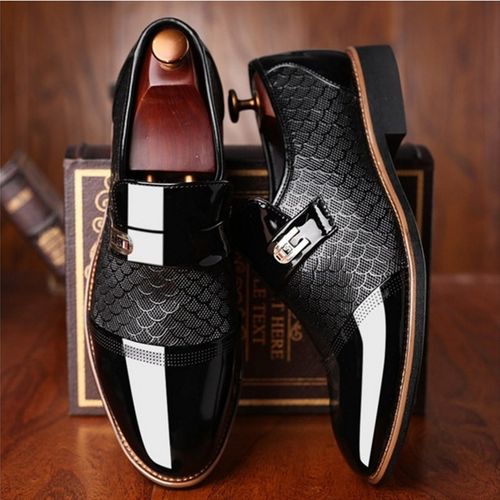 Embossed men's leather shoes and large business leather shoes